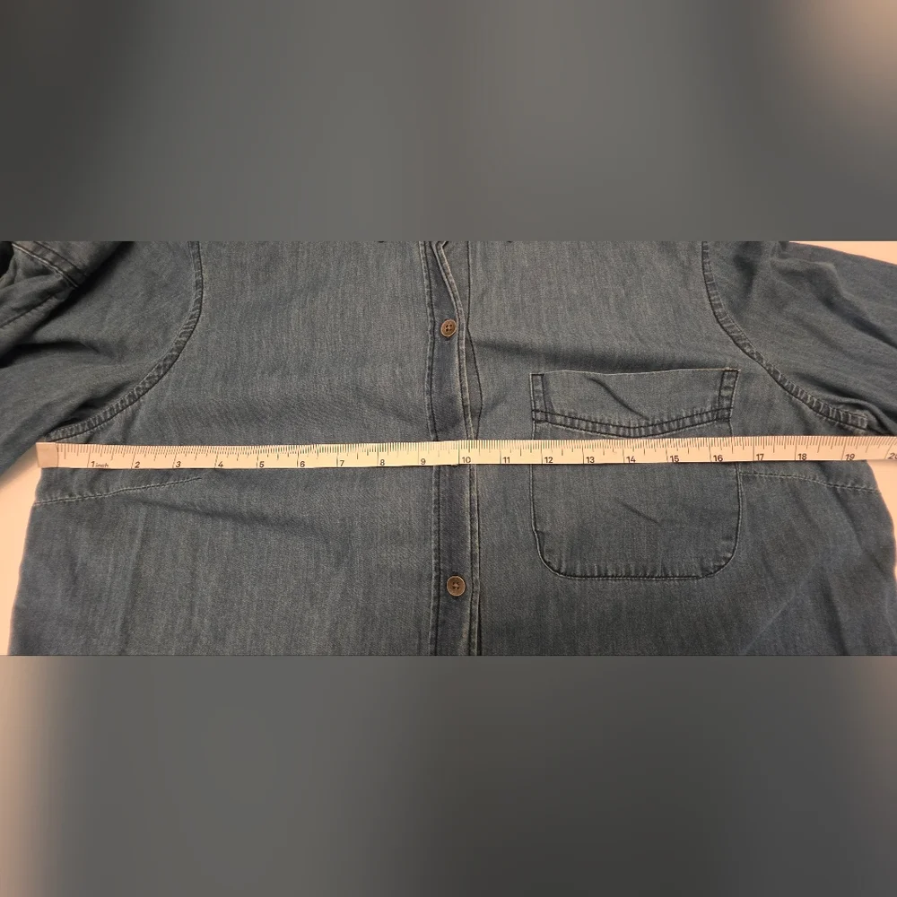 Old Navy Women's Classic Denim Button Down ~ Size Medium - Picture 7 of 7